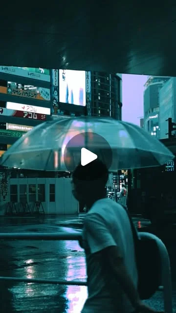 雨の街で傘を差す人を捉えたリールのサムネイル